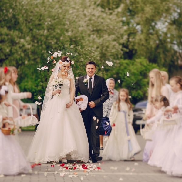 newlyweds-girls-throw-their-petals_1157-546 newlyweds-girls-throw-their-petals_1157-546